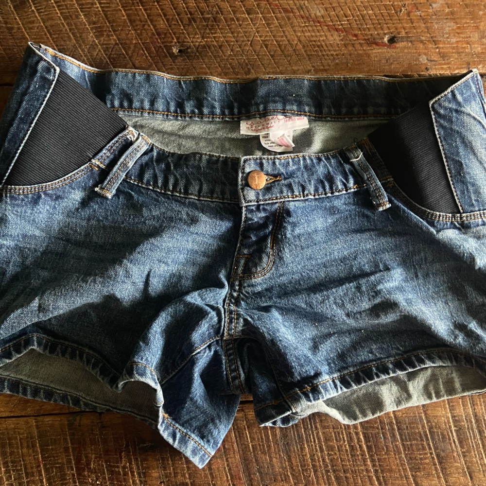 Maternity shorts